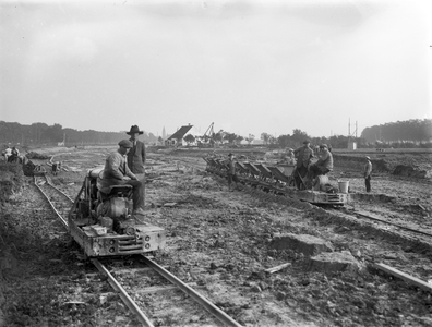 41786 Gezicht over het terrein bij de Croeselaan te Utrecht tijdens de werkzaamheden ten behoeve van de aanleg van de ...